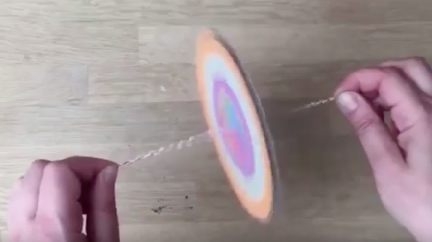En la imagen puedes ver un spinner redondo de colores, siendo manipulado por un niño