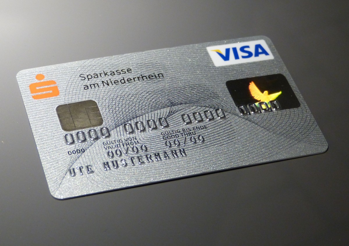 En la imagen puedes ver una tarjeta de crédito de color plateado