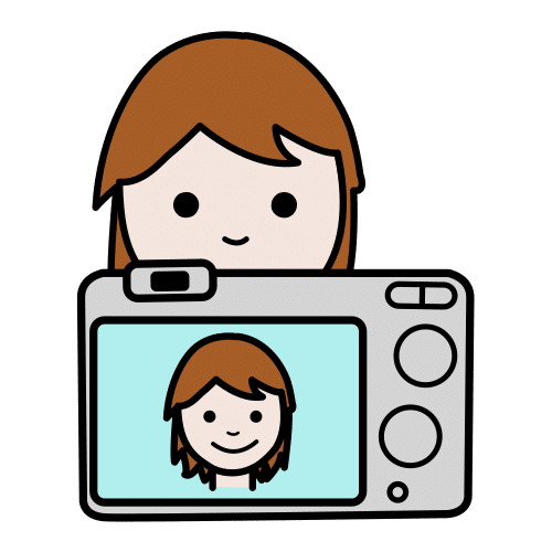 La imagen muestra una cámara de fotos enfocando la cara sonriente de una mujer