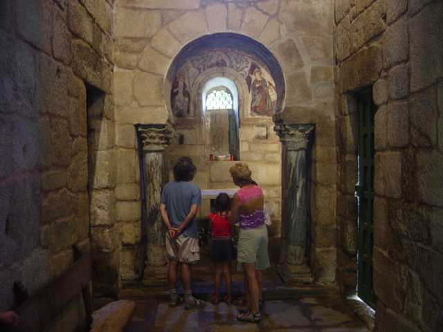 nterior de la iglesia visigoda de Santa Comba de Bande (segunda mitad del siglo VII).