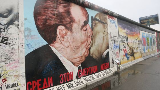 Parte del muro de Berlín con el famoso beso entre dos presidentes.