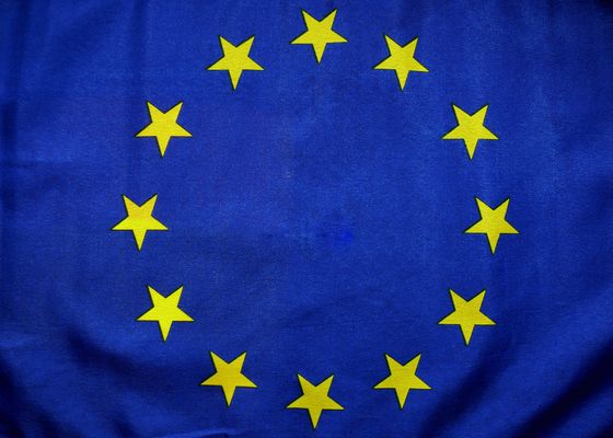 Se puede ver una bandera de Europa de fondo azul con varias estrellas.
