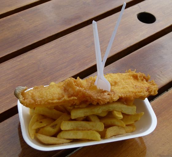 Plato de pescado y patatas típico de Reino Unido.