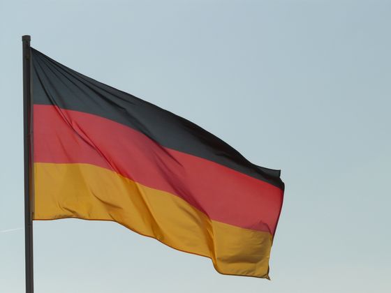 Bandera alemana ondenado al viento.