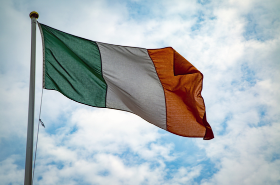 Bandera irlandesa ondenado al viento.