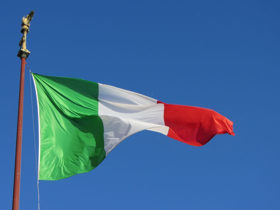 Bandera italiana ondenado al viento.