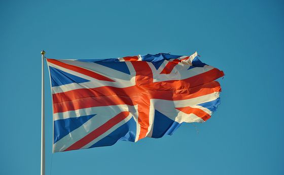 Bandera de Reino Unido ondenado al viento.