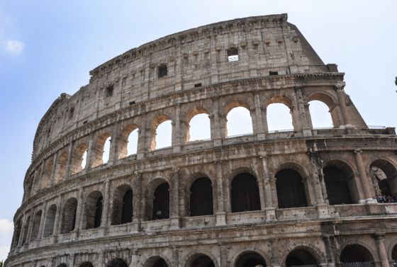 En la imagen se aprecia el anfiteatro romano en ruinas. Edificio muy importante en el Imperio romano donde se celebraban teatros, juegos, etc.