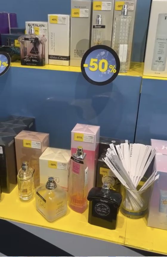 Imagen con frascos de perfume en una tienda.