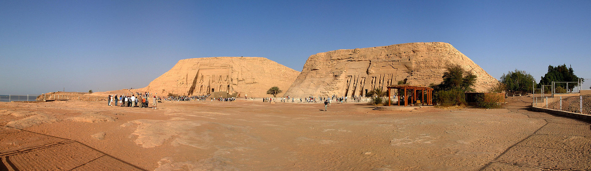 Foto panorámica de Abu Simbel con los templos de Ramses II y Nefertari
