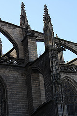 Contrafuertes, pináculos y arbotantes