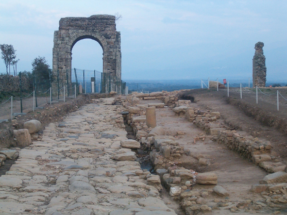 Calazada y arco romano en Cáparra