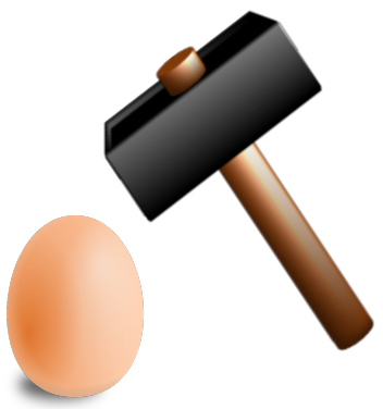 La imagen muestra un huevo de gallina en vertical sobre el que hay un martillo que puede golpearlo