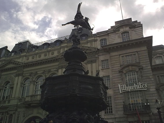 Estatua del ángel en Piccadilly Circus