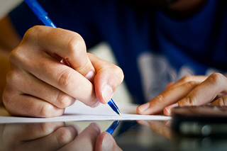 Escribiendo con bolígrafo
