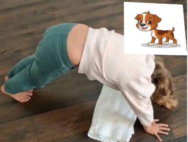 La imagen muestra una niña realizando la postura de yoga del perro