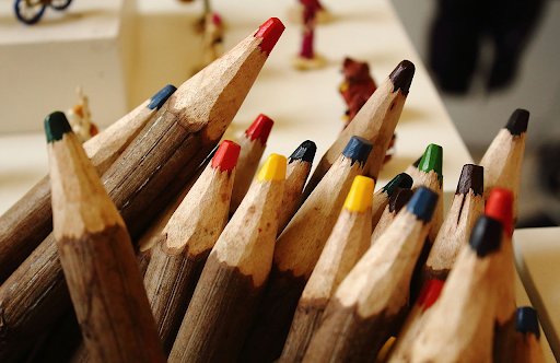 Lápices de madera de diferentes colores.