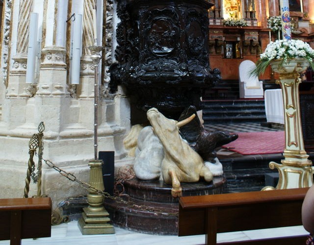 Púlpito de la Mezquita con la escultura del buey tallada en mármol blanco.