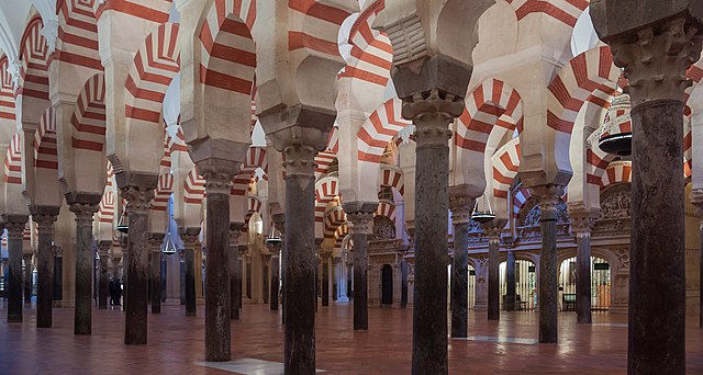 Fotografía interior de la Mezquita de Córdoba, donde se ven sus columnas y sus arcos. 