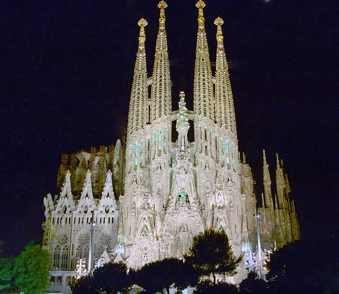 Fotografía de la fachada de la Sagrada Familia en Barcelona. 