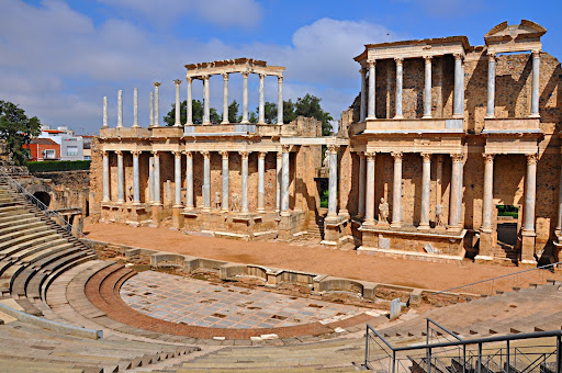 Imagen frontal del teatro con el escenario y sus columnas detrás 
