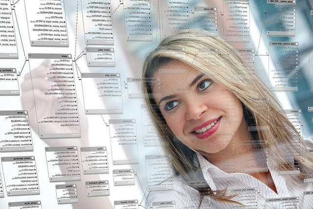 Mujer trabajando en el esquema de una base de datos