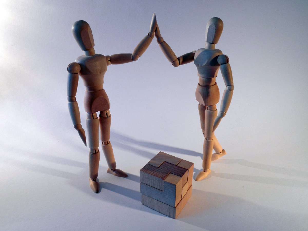 La imagen muestra dos figurines chocando la mano en actitud de victoria al haber completado el puzzle.