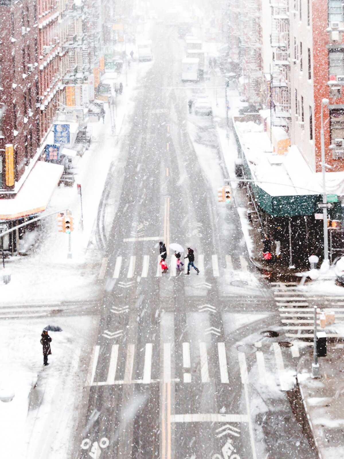 La imagen muestra la calle de una ciudad nevada