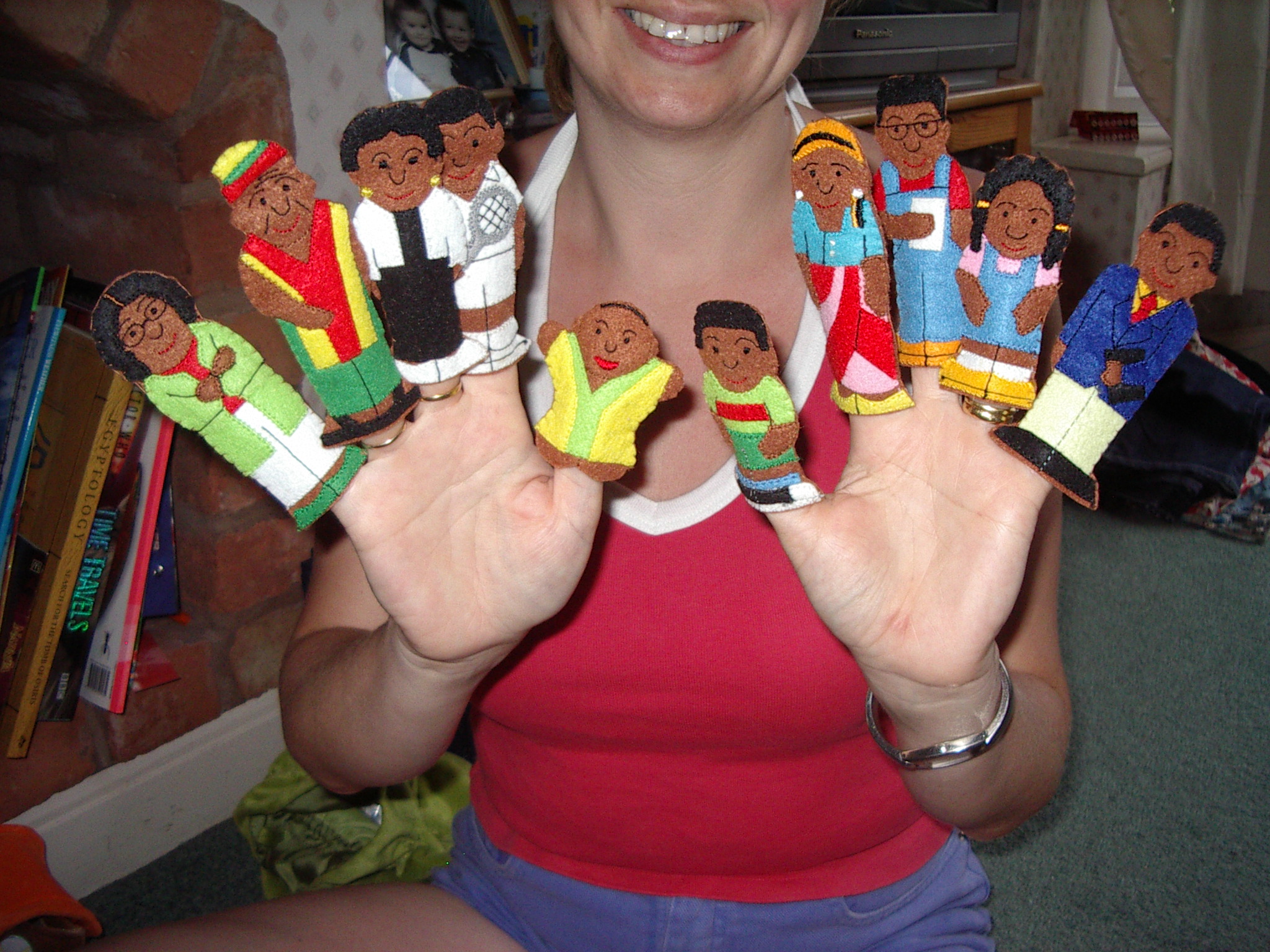 Mujer con personajes de marioneta en todos los dedos de ambas manos.