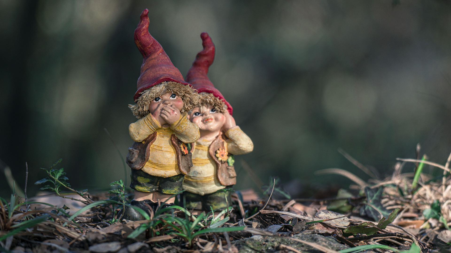 Imagen de dos elfos con gorros de color rojo.