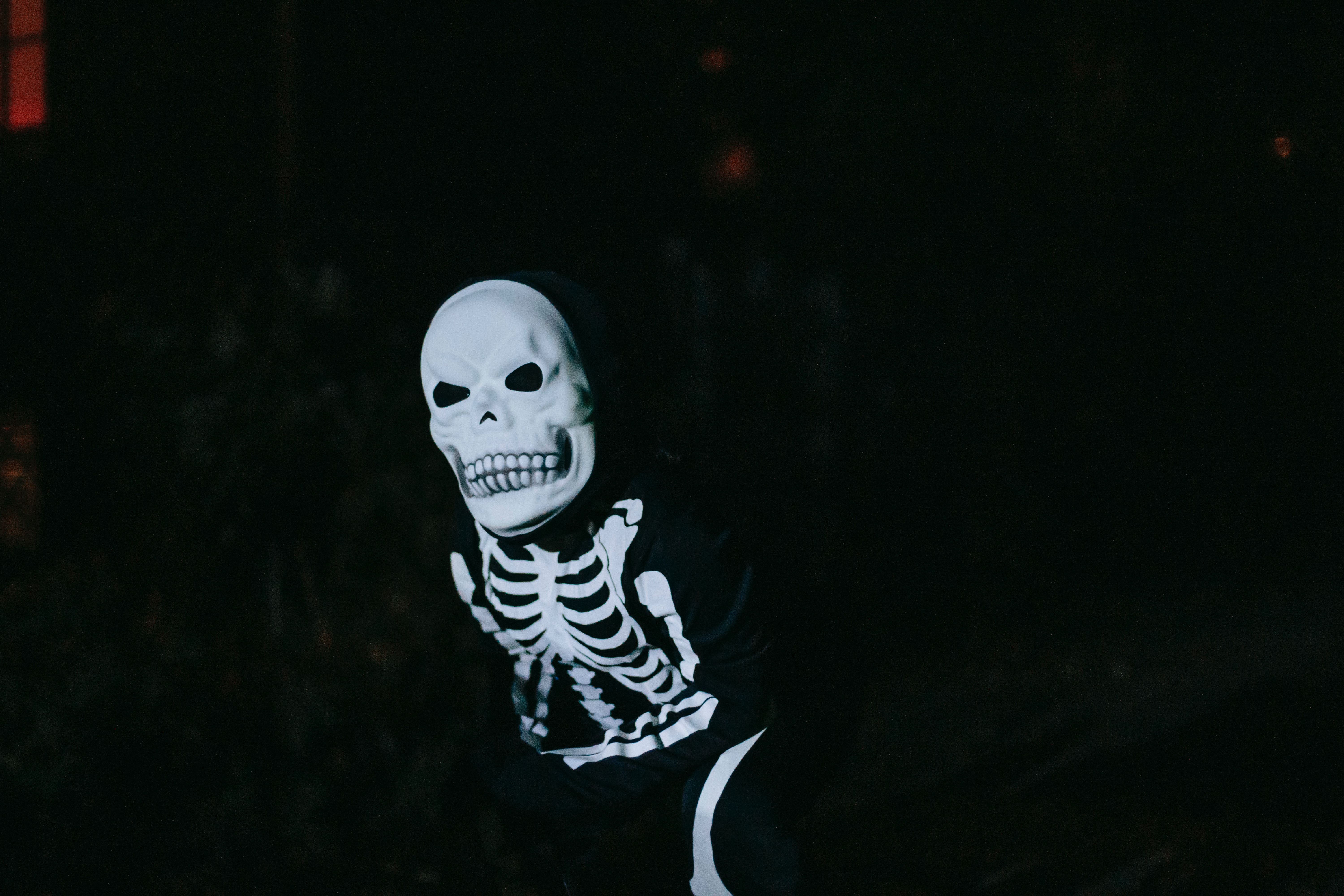 Niño disfrazado de esqueleto.