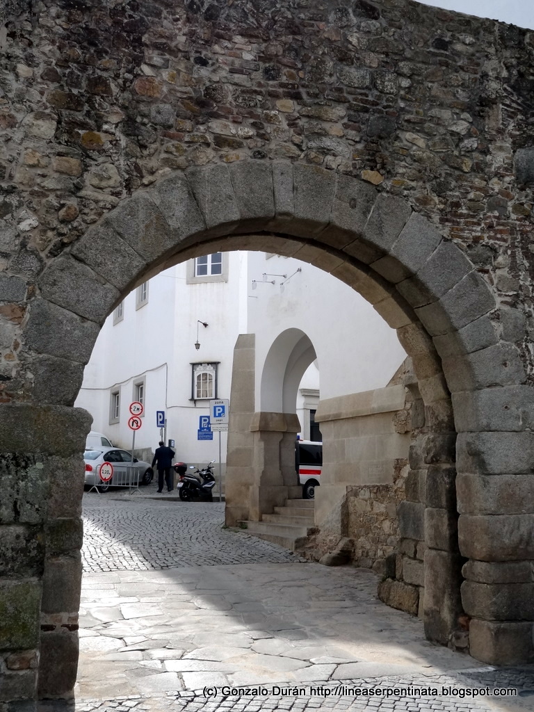 Puerta en una muralla de origen romano