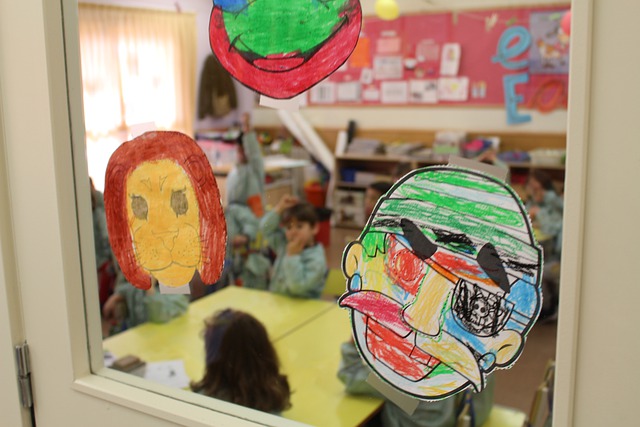 Una clase de infantil se observa desde la puerta