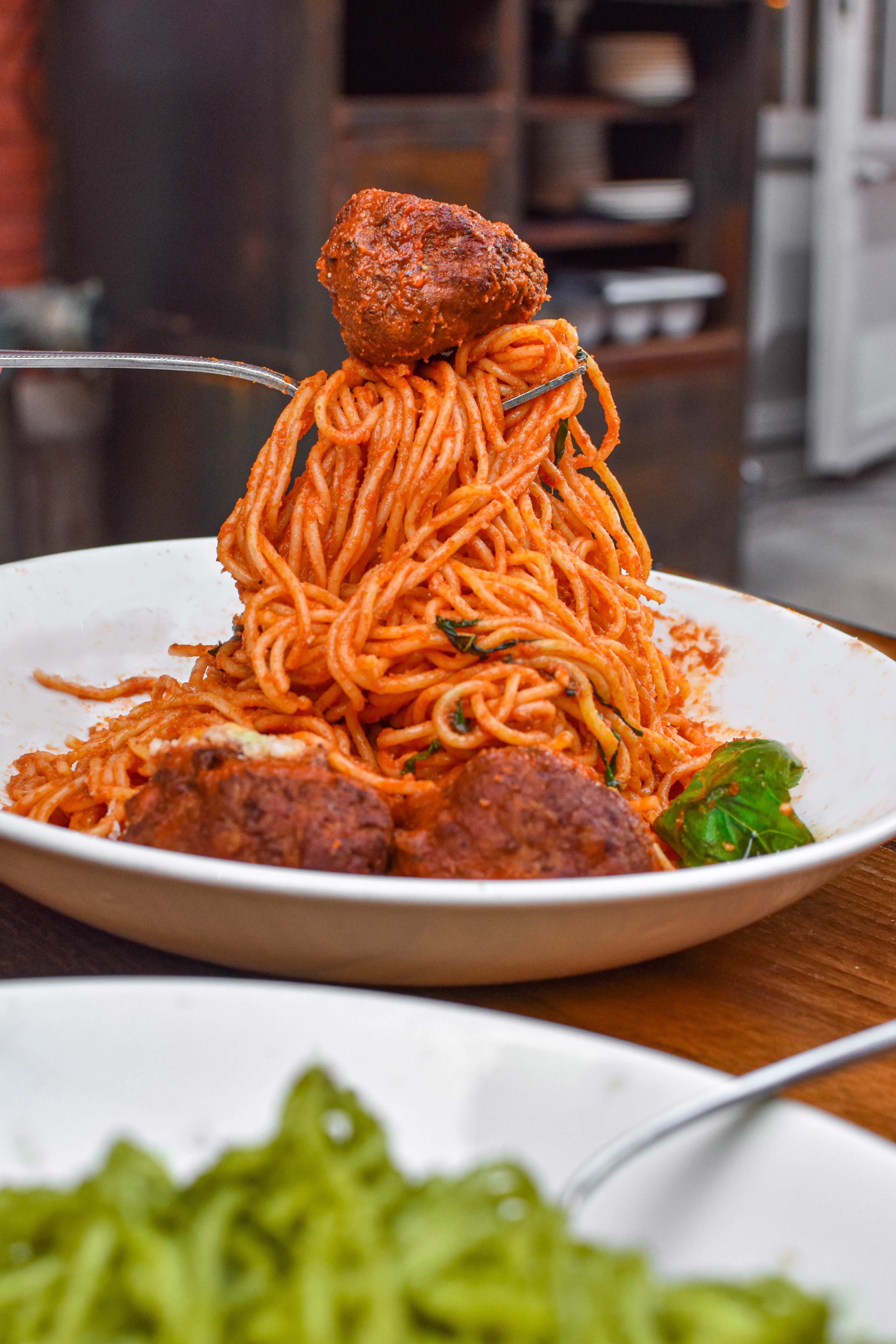 Un plato de espaguetis con albóndigas