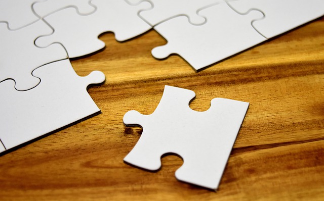  Se muestra un puzzle al que le falta sólo una pieza por ser colocada.