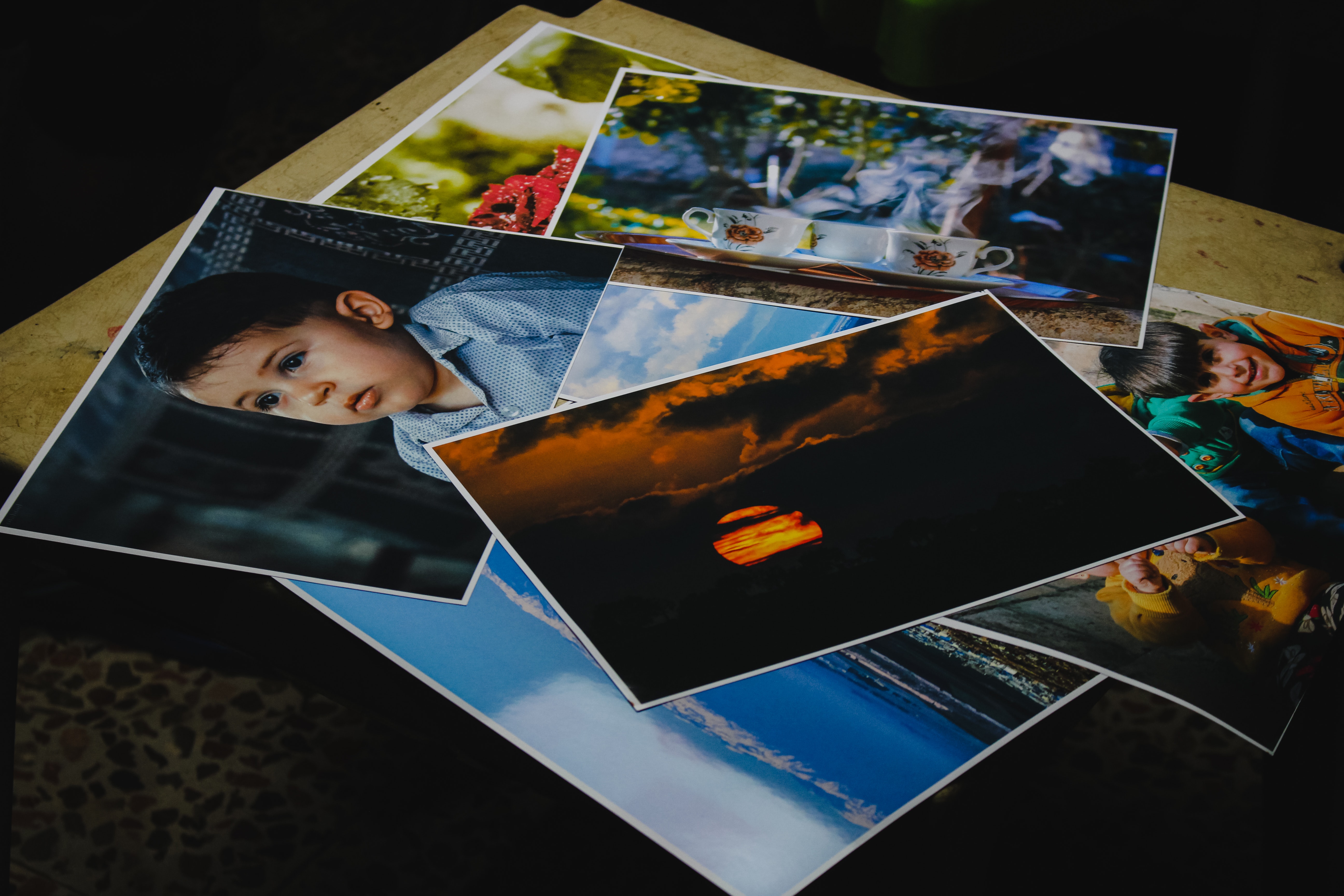 Una mesa con muchas fotos con recuerdos