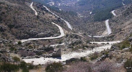 Calzada romana del Puerto del Pico, límite natural entre el Macizo de la Sierra de Gredos y el Macizo Oriental. Es una de las mejor conservadas de España. Paralela a ella puede apreciarse la carretera nacional actual Madrid-Ávila.