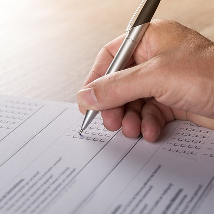 fotografía de una mano realizando una encuesta con un bolígrafo