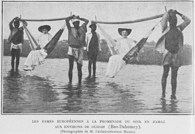 Damas europeas de paseo bajo unas hamacas en el Bajo Dahomey (actual Benin)