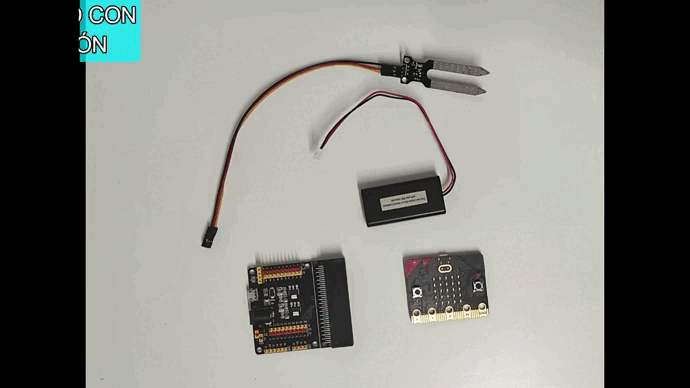 Imagen gif que muestra el proceso para construir un higrómetro con la placa micro:bit y una placa de expansión.