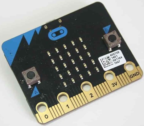 Imagen que muestra la parte delantera de la placa microbit.