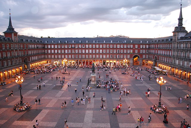 La imagen muestra la plaza Mayor de Madrid.