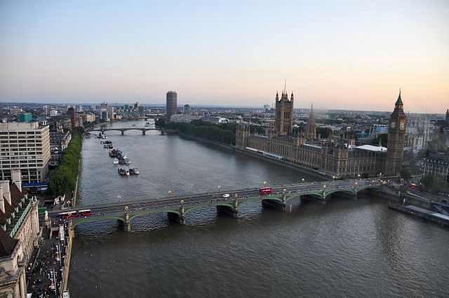 La imagen muestra una panorámica del río Támesis en Londres.