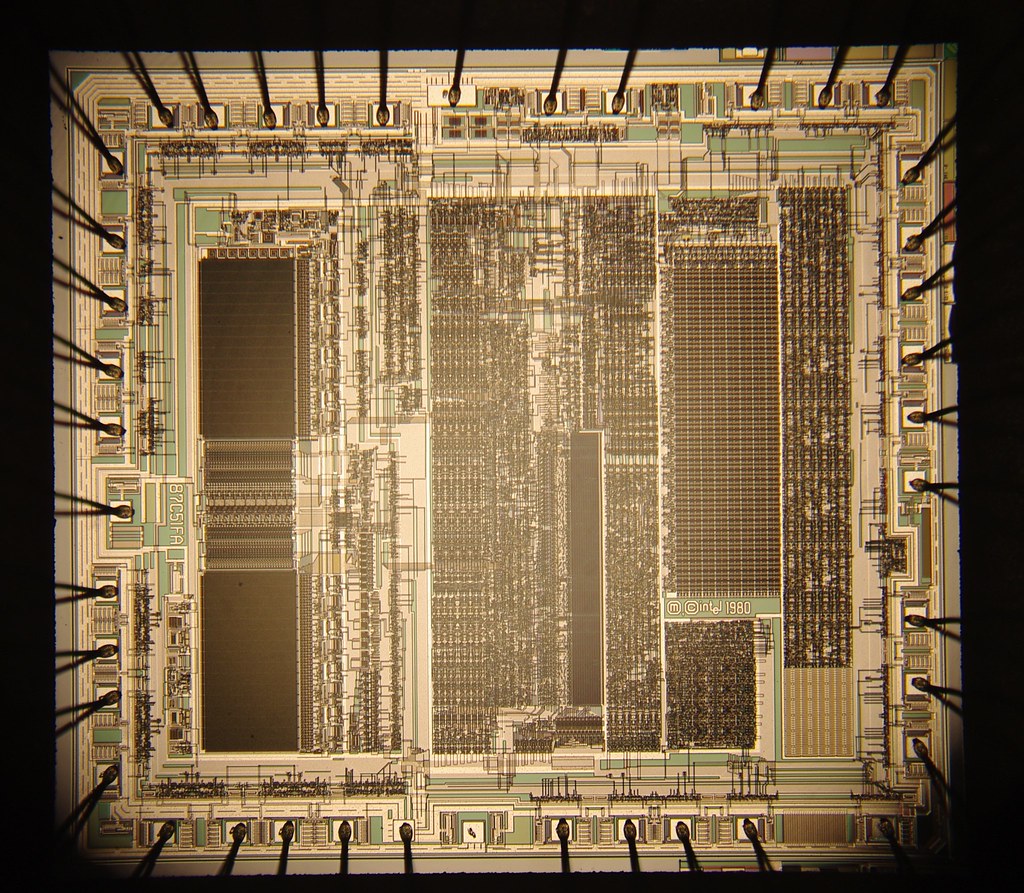 Microcontrolador fotografía con microspodio electrónico de los circuitos que contiene en su interior