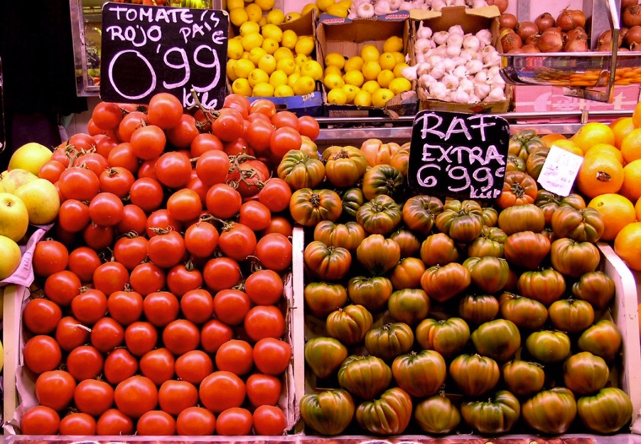 Imagen de dos tipos de tomates en un mercado con su valor marcado