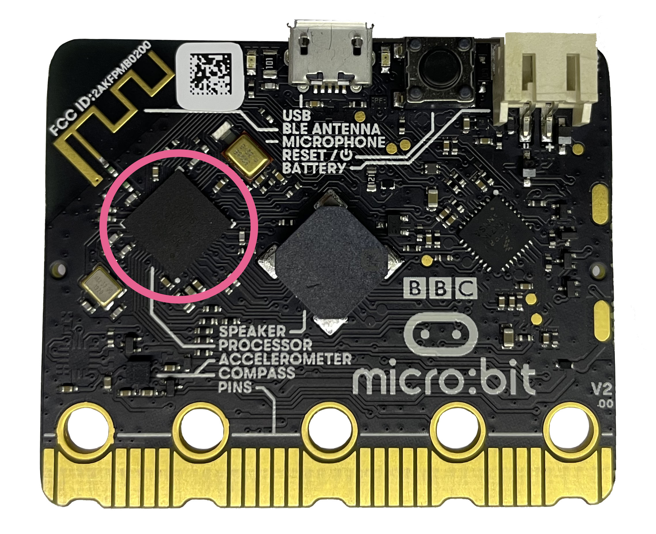 Microcontrolador de la Micro:bit localizado con una lupa
