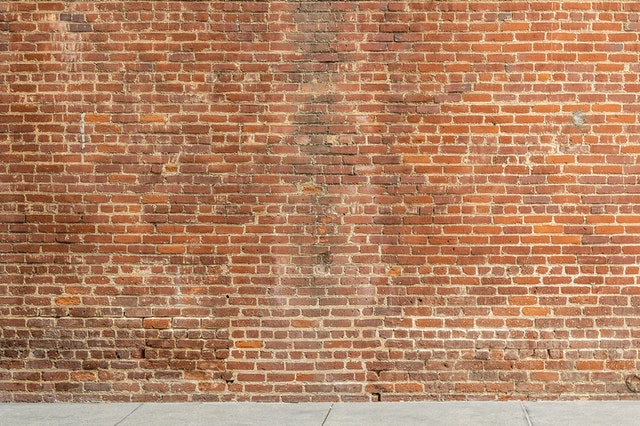 La imagen muestra una pared de ladrillos. 