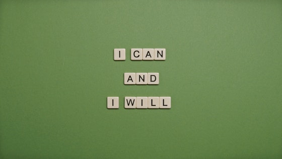 La imagen muestra un lema en inglés, pone “puedo y lo haré”. 