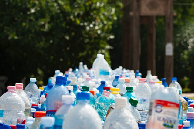  la imagen muestra muchas botellas de plástico vacías acumuladas en la calle.