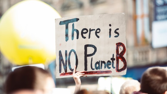 La imagen muestra una cartel reivindicando que no hay un Planeta B.